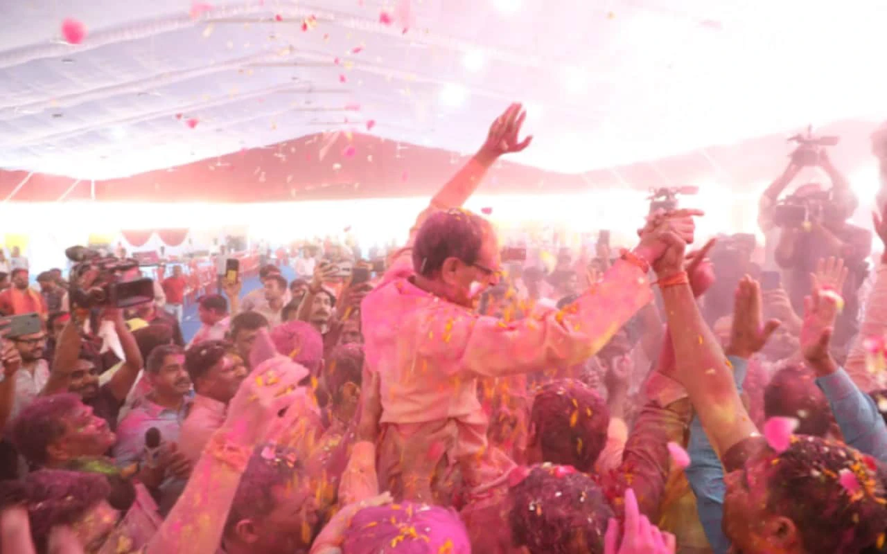 होली 2022:  mp मुख्यमंत्री शिवराज सिंह चौहान ने अपने आवास में “फाग उत्सव ” गाने गा कर मनाई होली