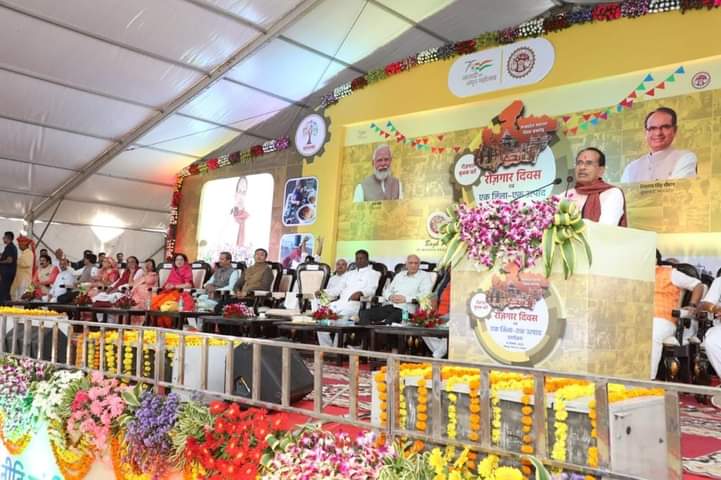 मुख्यमंत्री श्री शिवराज सिंह चौहान ने पीथमपुर में हज़ार करोड़ रुपये से अधिक के विकास कार्यों का किया लोकार्पण और भूमिपूजन