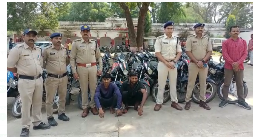 वाहन चेकिंग के दौरान बाग पुलिस ने मोटरसाइकिल चोरों से चोरी की 30 मोटरसाइकिल की जप्त