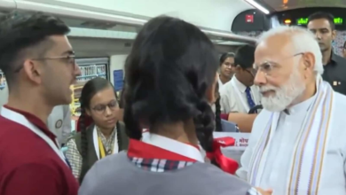 पीएम मोदी ने मध्य प्रदेश में वंदे भारत एक्सप्रेस ट्रेन में छात्रों से बातचीत की