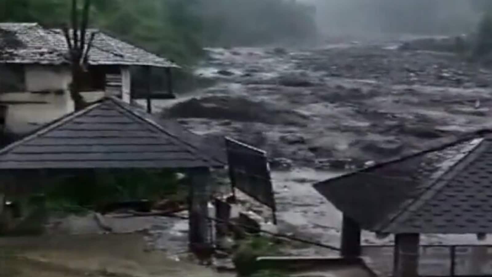 हिमाचल प्रदेश में लगातार बारिश से मंडी-कुल्लू राष्ट्रीय राजमार्ग अवरुद्ध हो गया है
